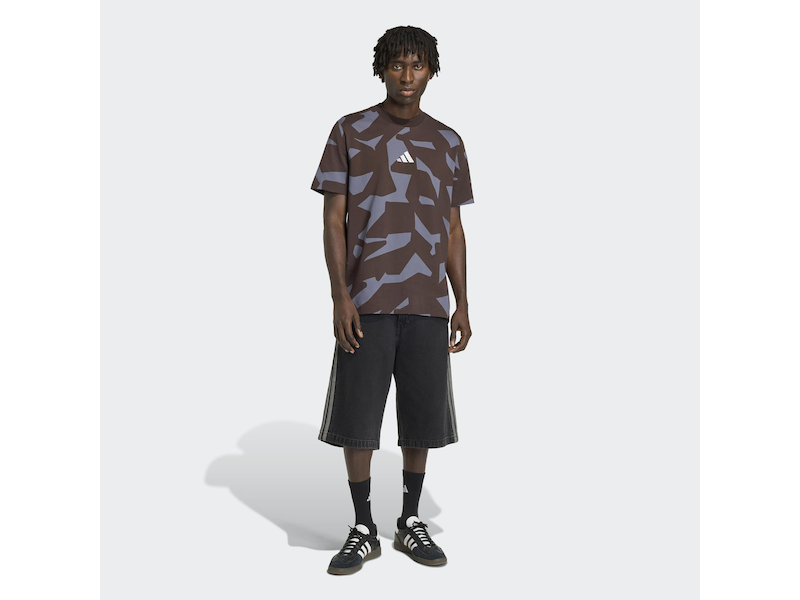 T-shirt Mercedes-AMG Marrone con Stampa Camo e Logo Adidas - Prodotto Ufficiale