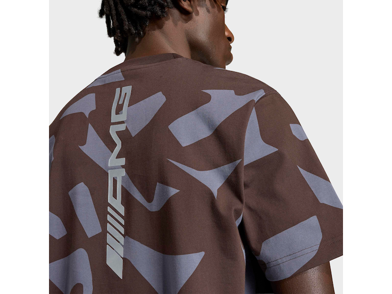 T-shirt Mercedes-AMG Marrone con Stampa Camo e Logo Adidas - Prodotto Ufficiale