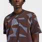 T-shirt Mercedes-AMG Marrone con Stampa Camo e Logo Adidas - Prodotto Ufficiale
