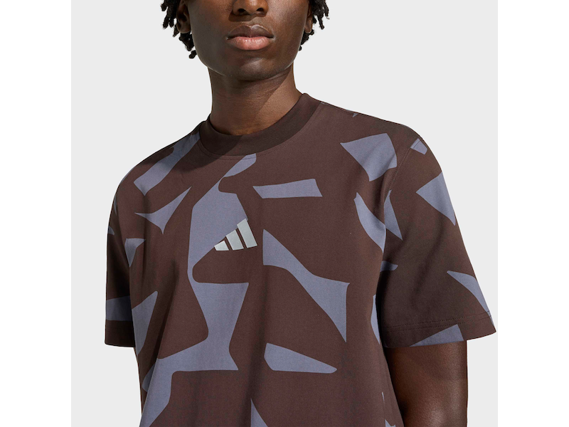 T-shirt Mercedes-AMG Marrone con Stampa Camo e Logo Adidas - Prodotto Ufficiale
