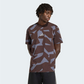 T-shirt Mercedes-AMG Marrone con Stampa Camo e Logo Adidas - Prodotto Ufficiale