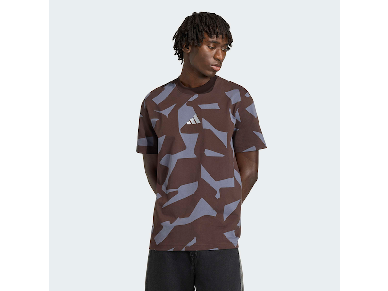 T-shirt Mercedes-AMG Marrone con Stampa Camo e Logo Adidas - Prodotto Ufficiale