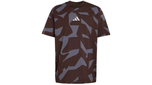 T-shirt Mercedes-AMG Marrone con Stampa Camo e Logo Adidas - Prodotto Ufficiale